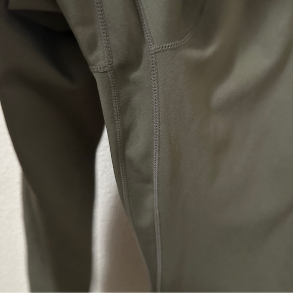 Nike Adri Fit HighWaist Leggings Cutout Detail at Bottom Sz M - Picture 3 of 10